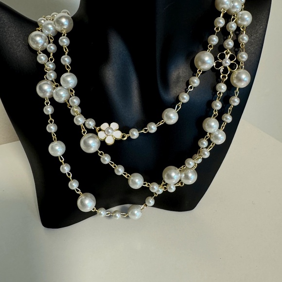 Layered Pearl Chanel-style necklace with Camellia flower embellishments - Picture 2 of 6